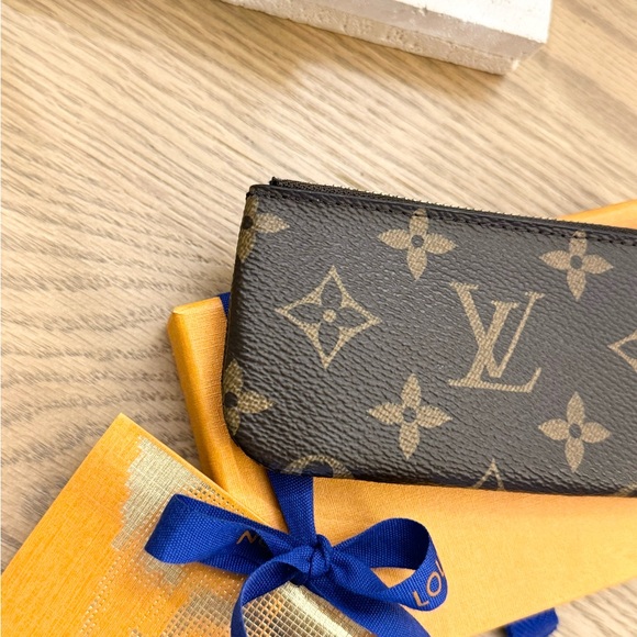 LOUIS VUITTON 2022 Monogram Cles Chain Key Pouch - Picture 5 of 13